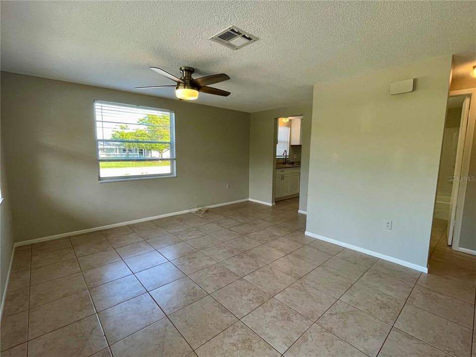 For Rent: $1,650 (2 beds, 1 baths, 882 Square Feet)