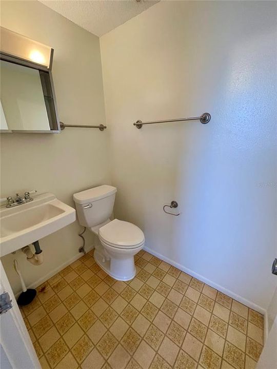 For Rent: $1,650 (2 beds, 1 baths, 882 Square Feet)
