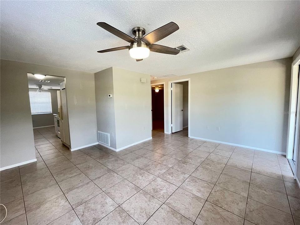 For Rent: $1,650 (2 beds, 1 baths, 882 Square Feet)