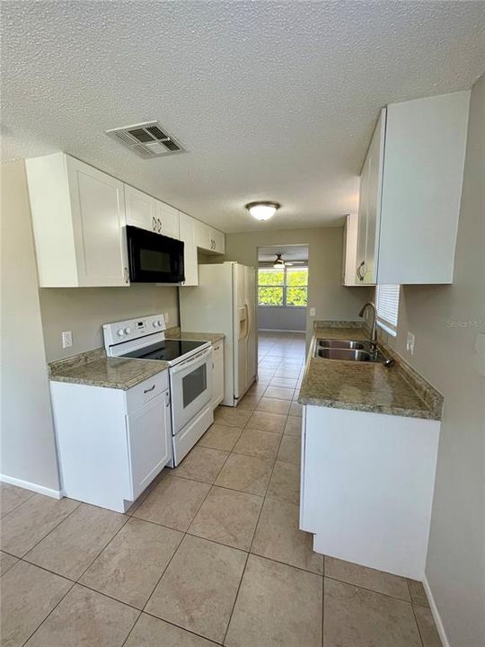 For Rent: $1,650 (2 beds, 1 baths, 882 Square Feet)