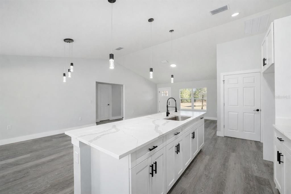 For Sale: $269,999 (3 beds, 2 baths, 1576 Square Feet)