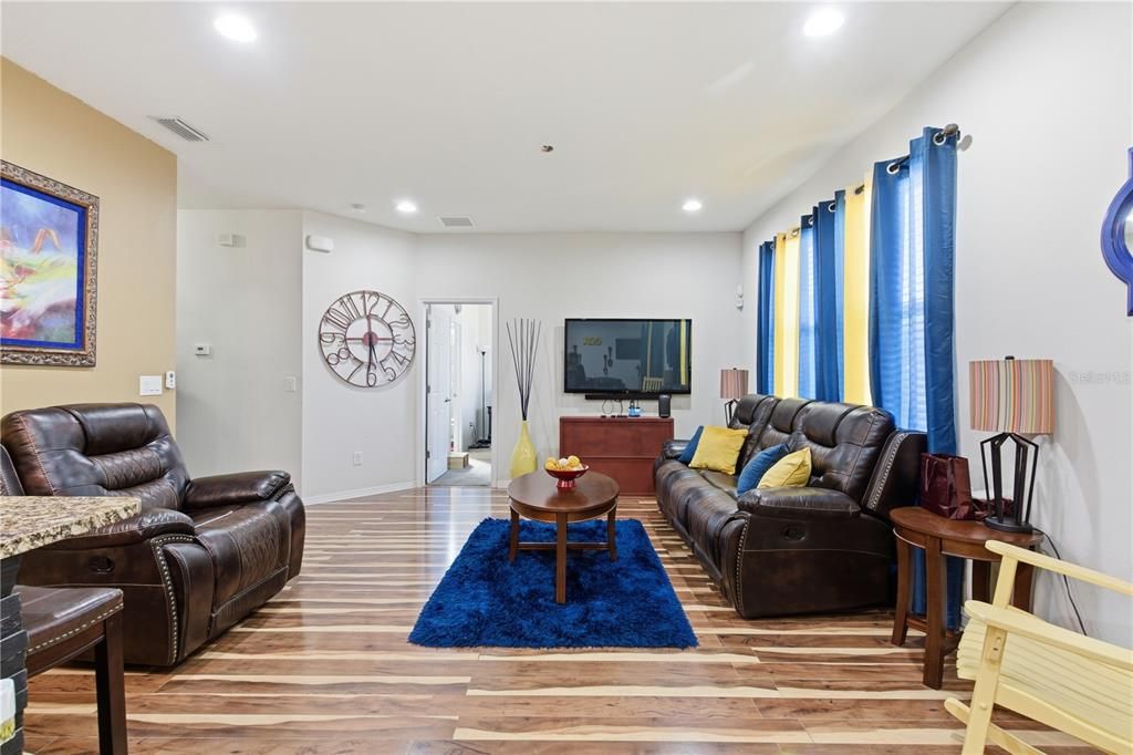 Под контрактом: $299,900 (3 спален, 2 ванн, 1263 Квадратных фут)