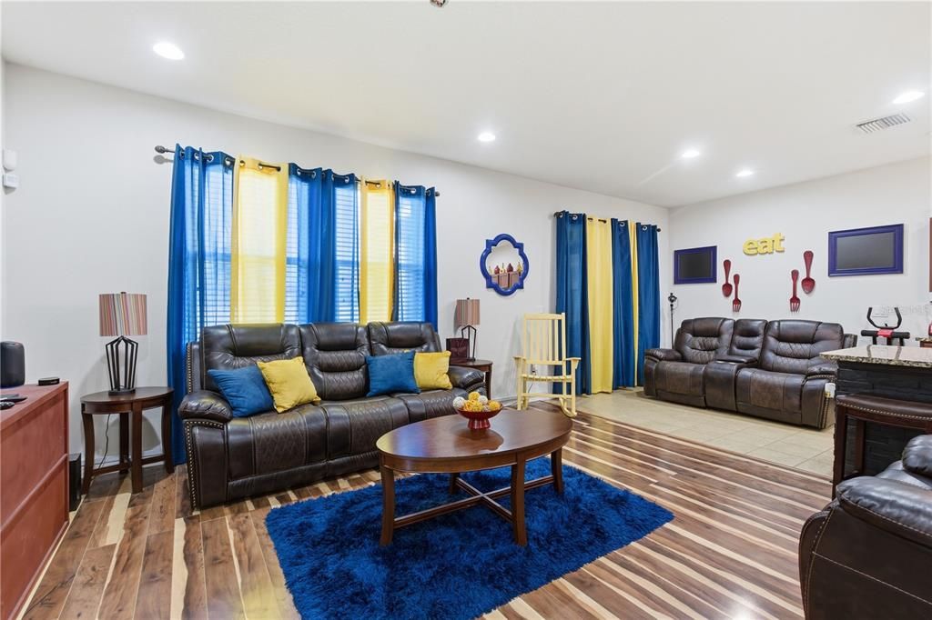 Под контрактом: $299,900 (3 спален, 2 ванн, 1263 Квадратных фут)