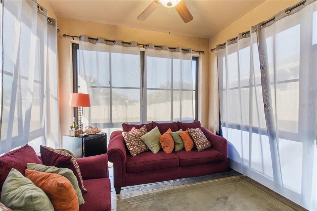 Под контрактом: $299,900 (3 спален, 2 ванн, 1263 Квадратных фут)