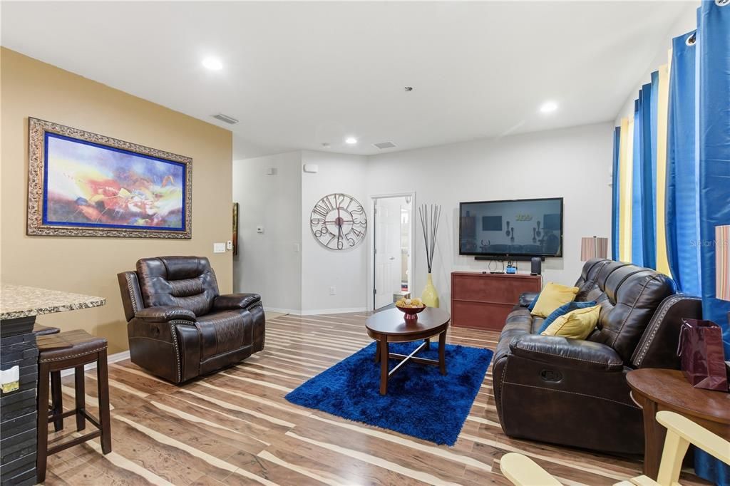 Под контрактом: $299,900 (3 спален, 2 ванн, 1263 Квадратных фут)