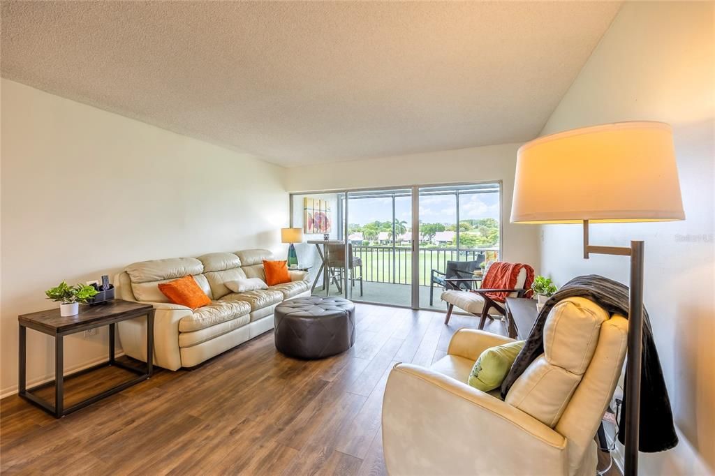 For Sale: $125,000 (2 beds, 2 baths, 891 Square Feet)