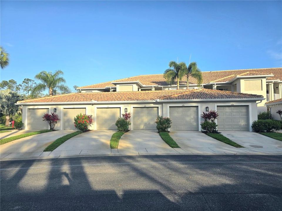 Active With Contract: $329,900 (2 beds, 2 baths, 1599 Square Feet)