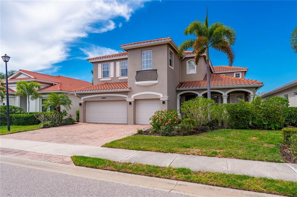 For Sale: $625,000 (5 beds, 4 baths, 4067 Square Feet)