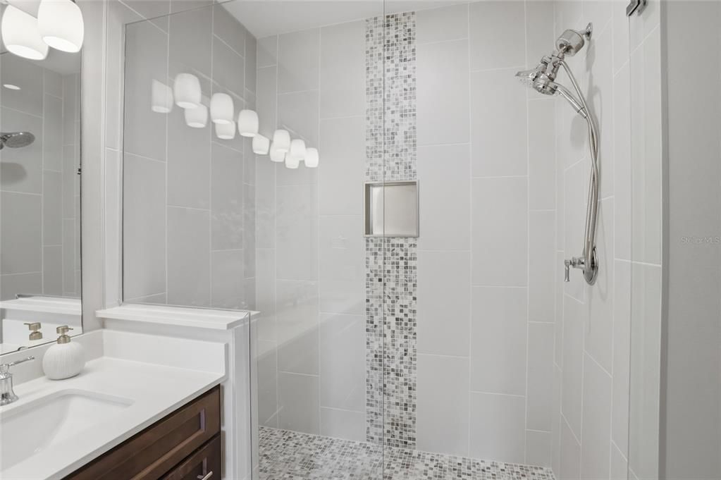 Activo con contrato: $379,900 (2 camas, 2 baños, 1402 Pies cuadrados)