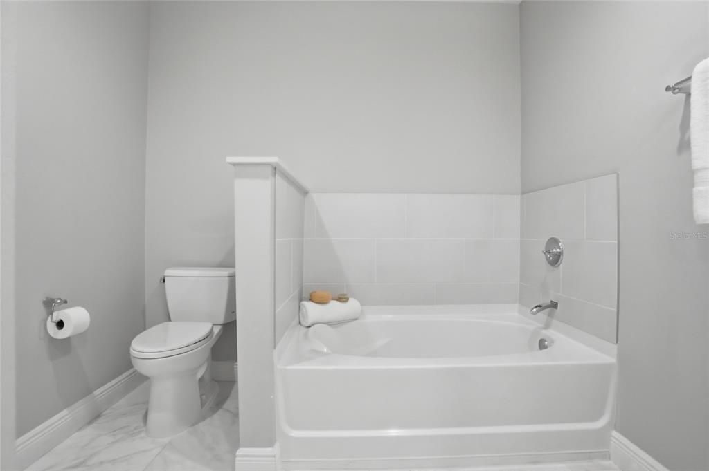 Activo con contrato: $379,900 (2 camas, 2 baños, 1402 Pies cuadrados)