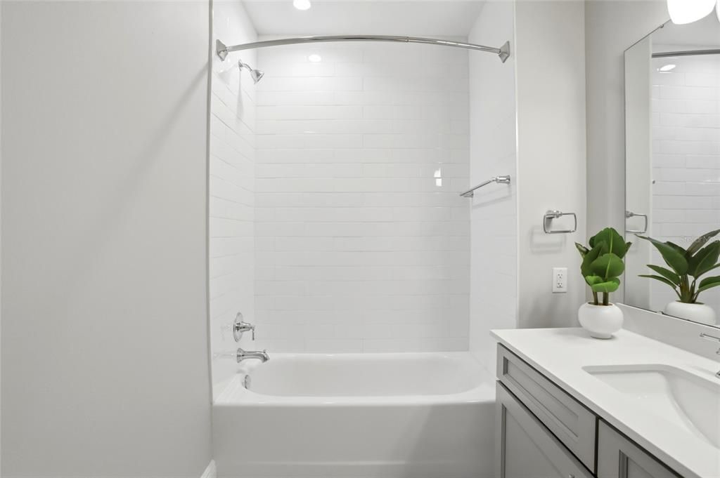 Activo con contrato: $379,900 (2 camas, 2 baños, 1402 Pies cuadrados)