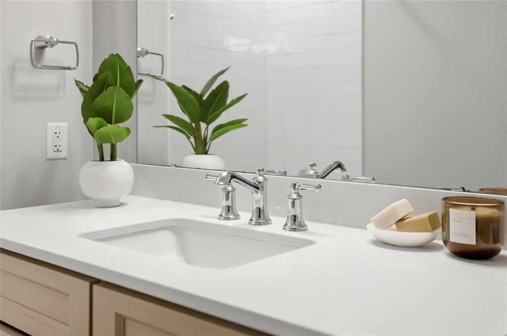 Activo con contrato: $379,900 (2 camas, 2 baños, 1402 Pies cuadrados)