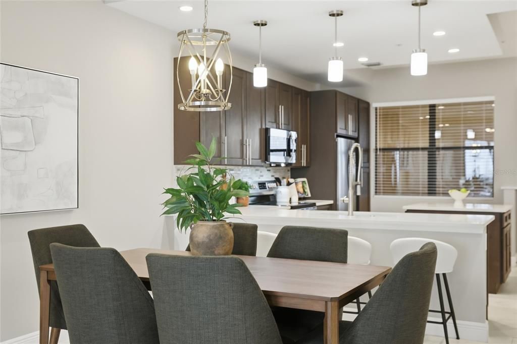 Activo con contrato: $379,900 (2 camas, 2 baños, 1402 Pies cuadrados)