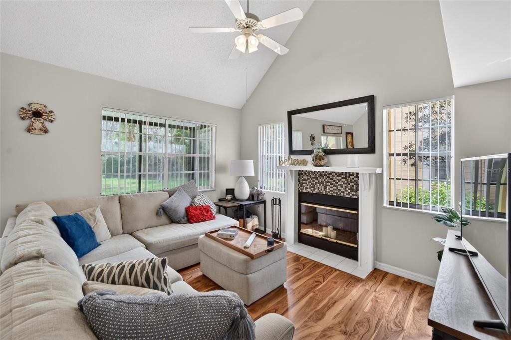 На продажу: $299,900 (3 спален, 2 ванн, 1534 Квадратных фут)