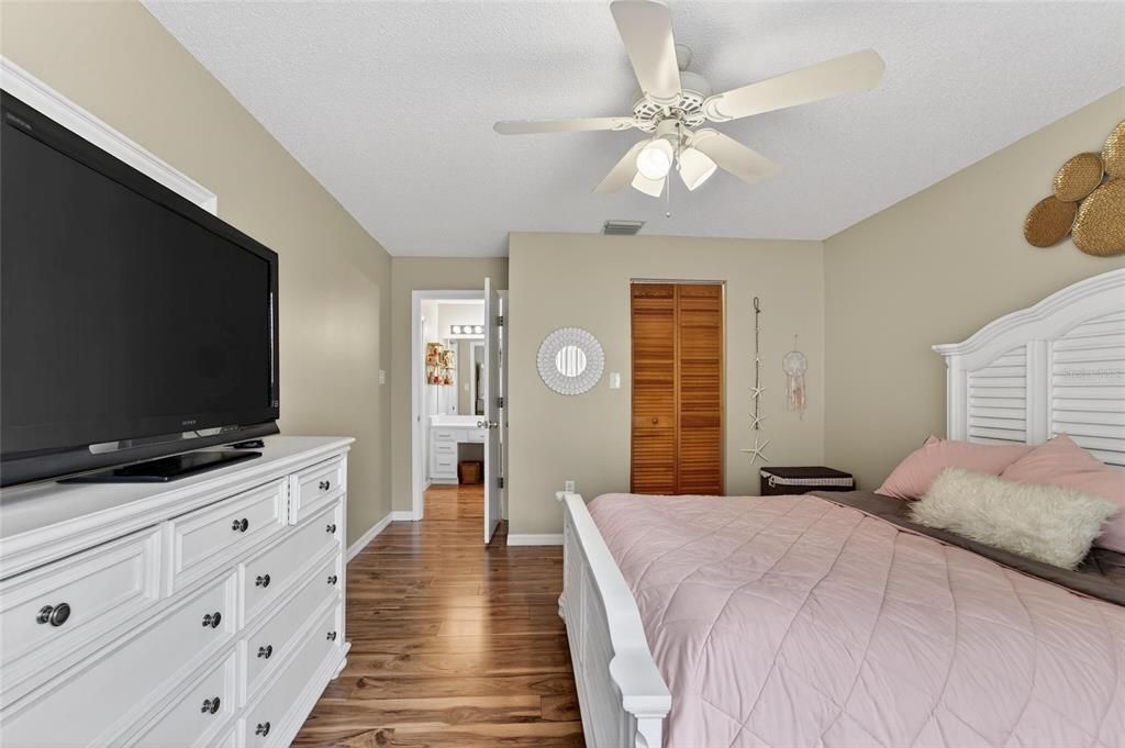 На продажу: $299,900 (3 спален, 2 ванн, 1534 Квадратных фут)