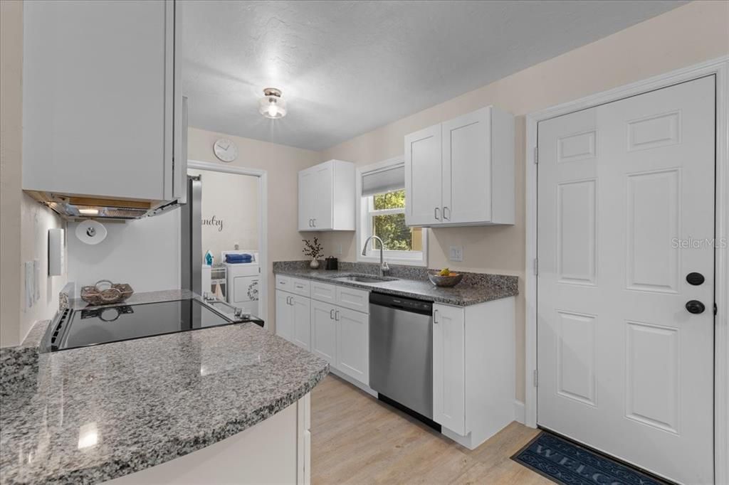 Active With Contract: $239,900 (3 beds, 1 baths, 1096 Square Feet)