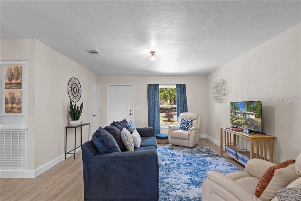 Active With Contract: $239,900 (3 beds, 1 baths, 1096 Square Feet)