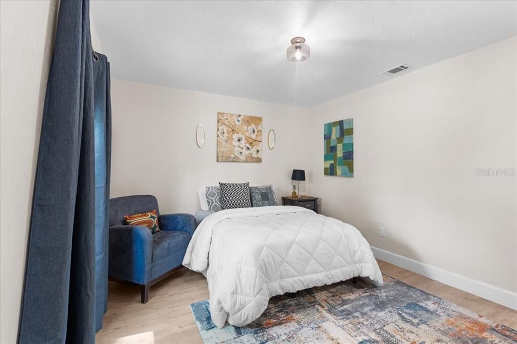 Active With Contract: $239,900 (3 beds, 1 baths, 1096 Square Feet)