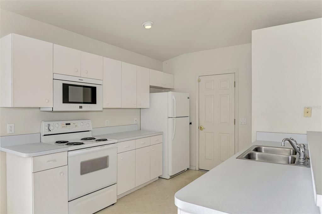 Activo con contrato: $240,000 (3 camas, 2 baños, 1491 Pies cuadrados)