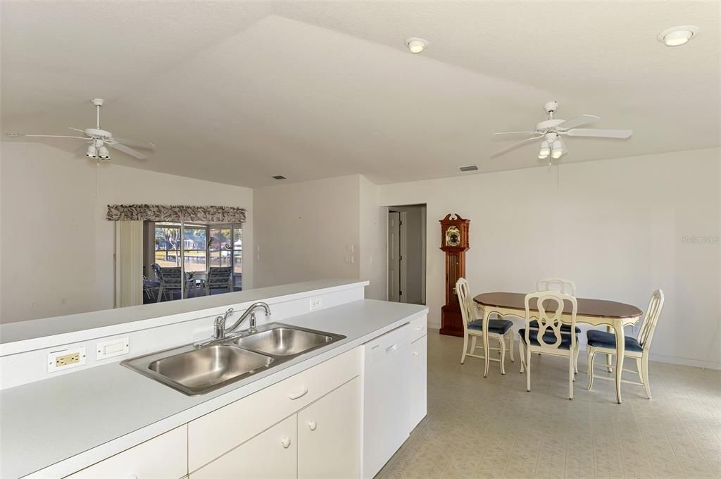 Activo con contrato: $240,000 (3 camas, 2 baños, 1491 Pies cuadrados)