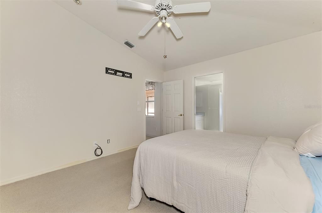 Activo con contrato: $240,000 (3 camas, 2 baños, 1491 Pies cuadrados)
