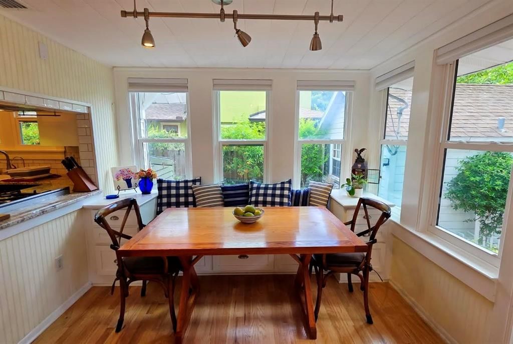 Activo con contrato: $599,000 (3 camas, 3 baños, 1354 Pies cuadrados)