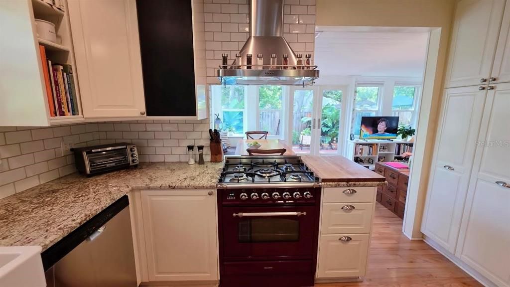 Activo con contrato: $599,000 (3 camas, 3 baños, 1354 Pies cuadrados)