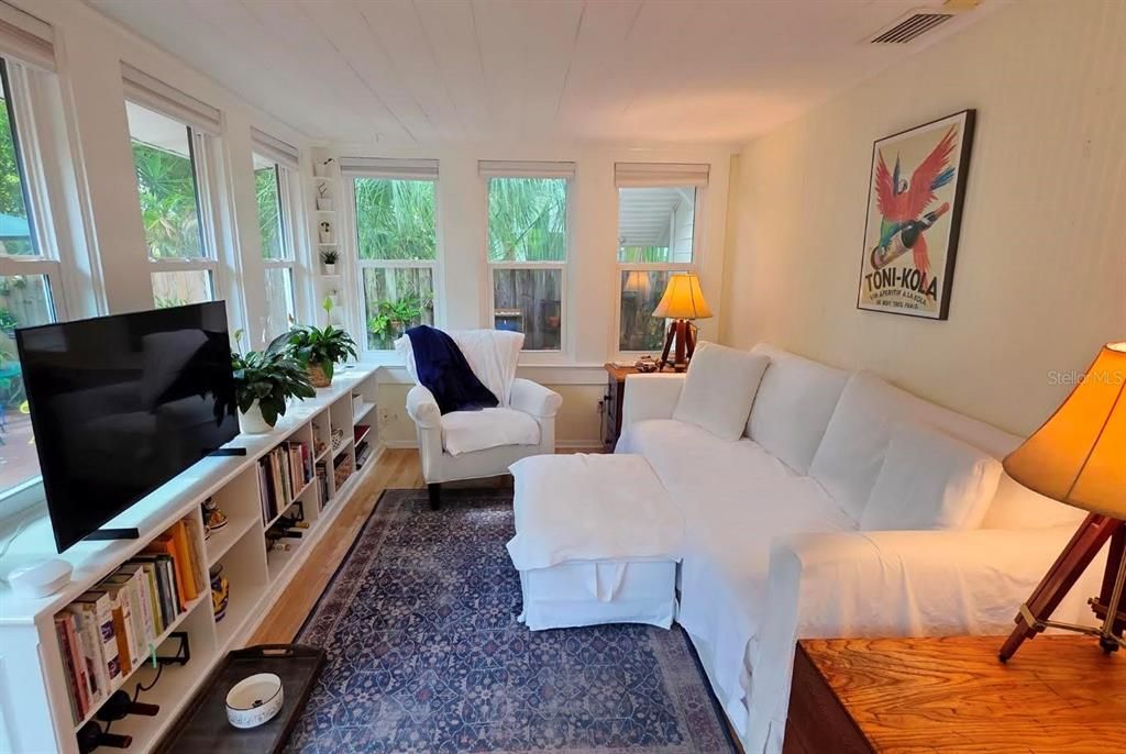 Activo con contrato: $599,000 (3 camas, 3 baños, 1354 Pies cuadrados)