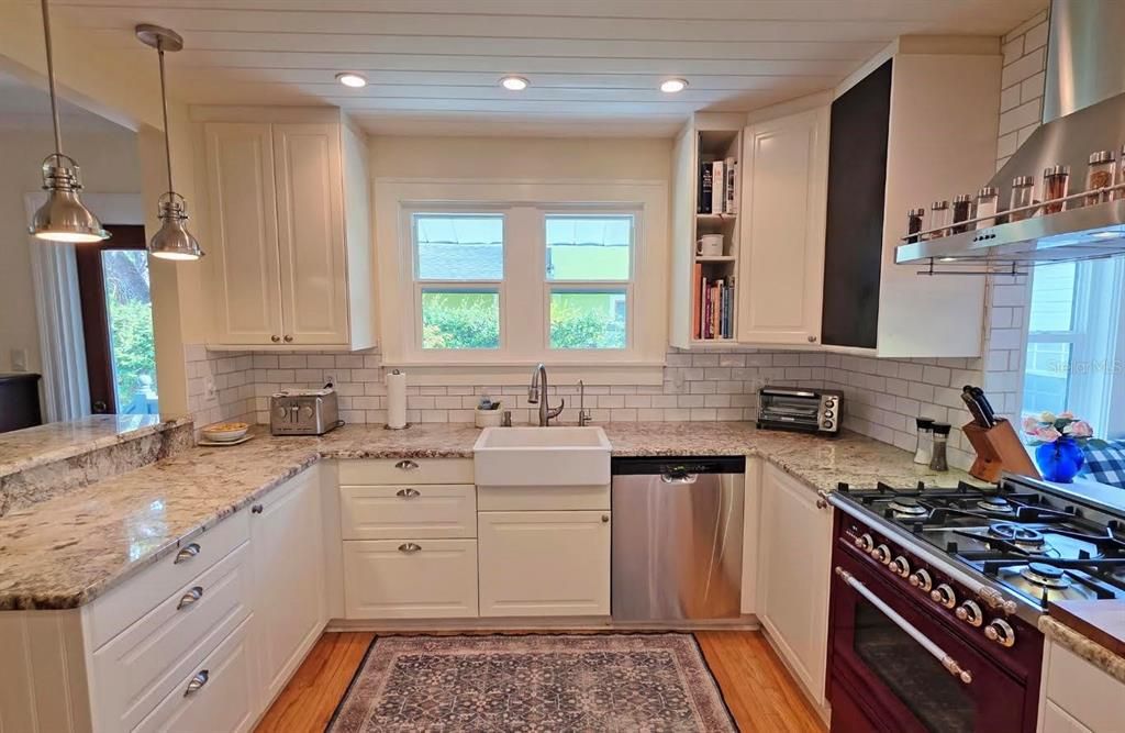 Activo con contrato: $599,000 (3 camas, 3 baños, 1354 Pies cuadrados)