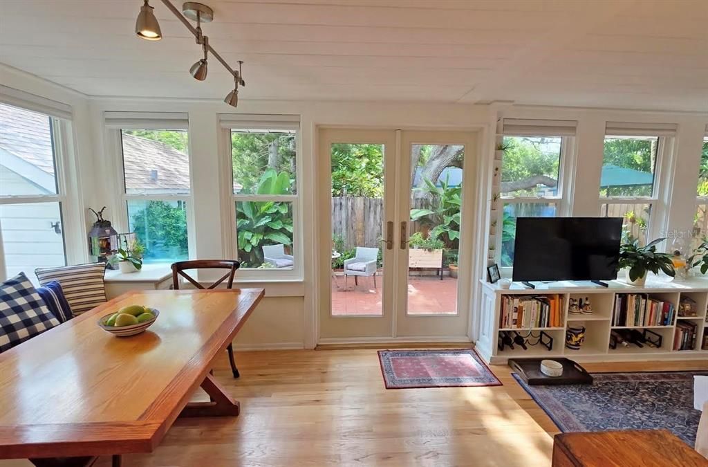Activo con contrato: $599,000 (3 camas, 3 baños, 1354 Pies cuadrados)