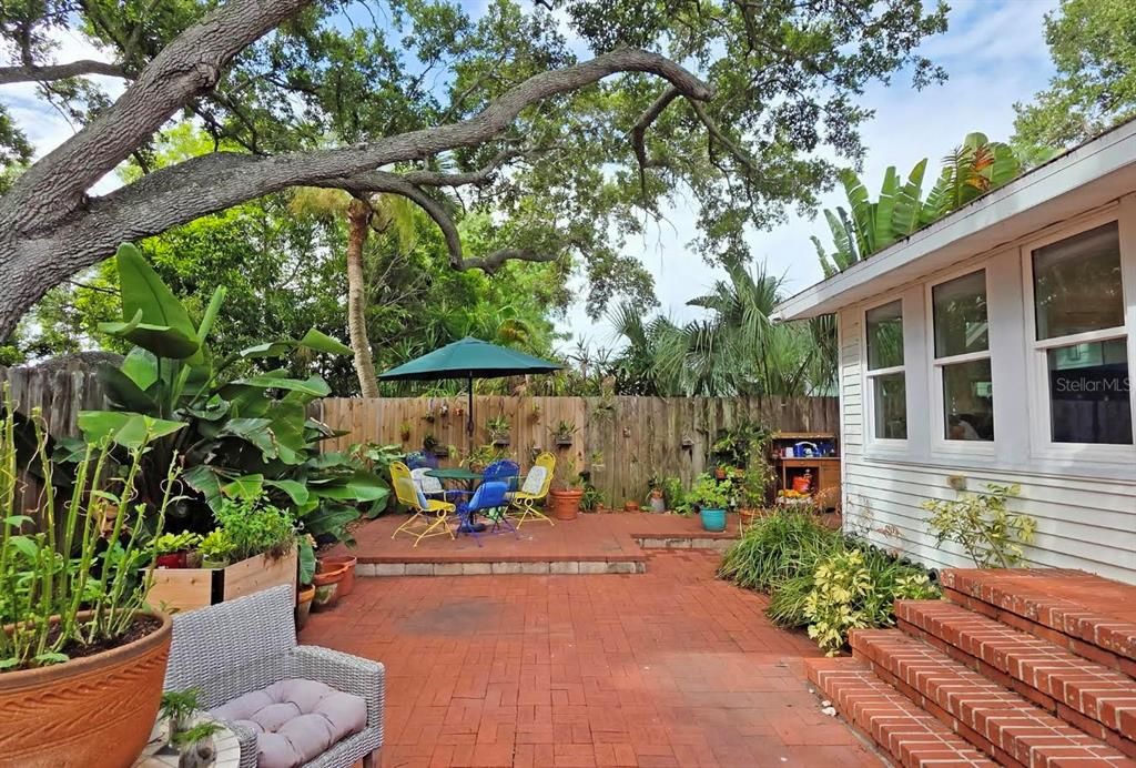 Activo con contrato: $599,000 (3 camas, 3 baños, 1354 Pies cuadrados)