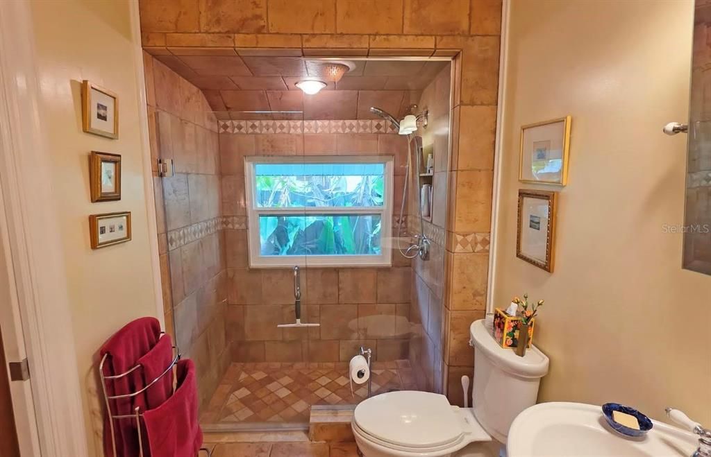 Activo con contrato: $599,000 (3 camas, 3 baños, 1354 Pies cuadrados)