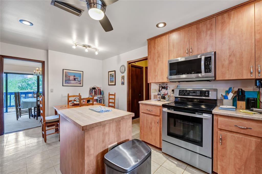 Activo con contrato: $427,000 (4 camas, 3 baños, 2909 Pies cuadrados)