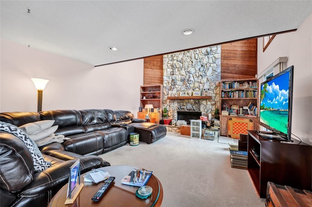 Activo con contrato: $427,000 (4 camas, 3 baños, 2909 Pies cuadrados)