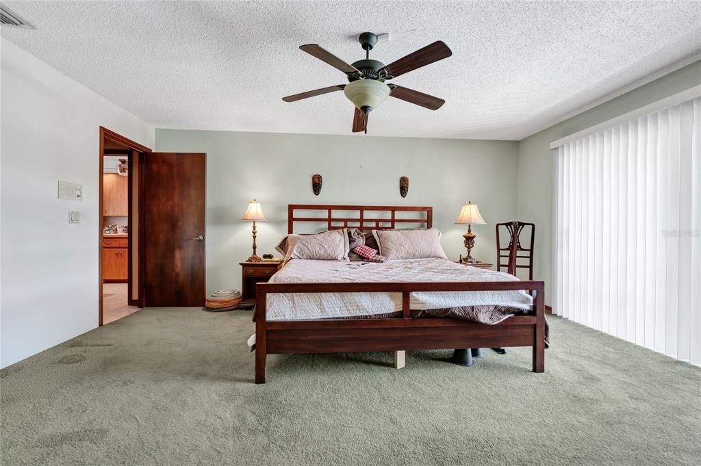 Activo con contrato: $427,000 (4 camas, 3 baños, 2909 Pies cuadrados)