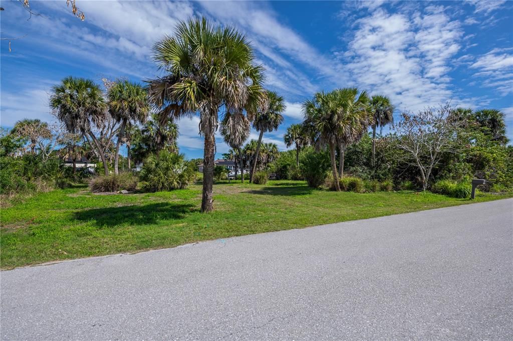 На продажу: $97,000 (0.23 acres)