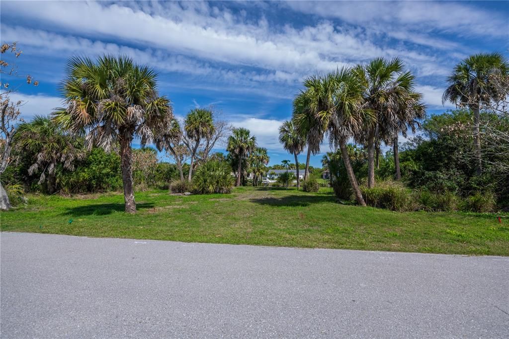 На продажу: $97,000 (0.23 acres)