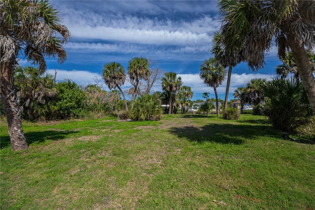 На продажу: $97,000 (0.23 acres)