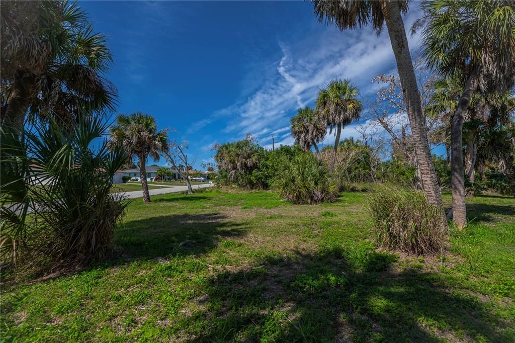 На продажу: $97,000 (0.23 acres)