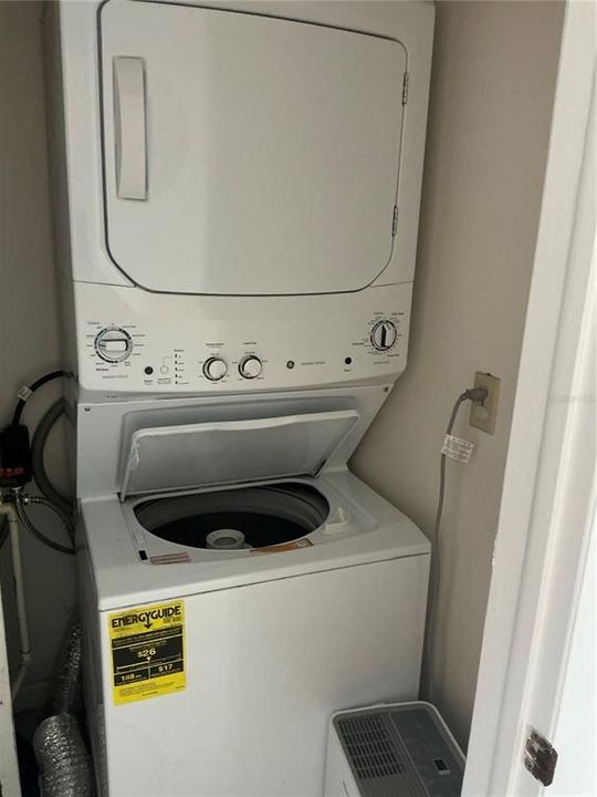 Activo con contrato: $1,600 (2 camas, 2 baños, 835 Pies cuadrados)