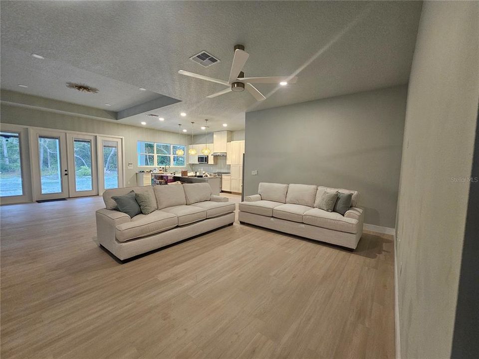 En Venta: $615,000 (4 camas, 3 baños, 2200 Pies cuadrados)
