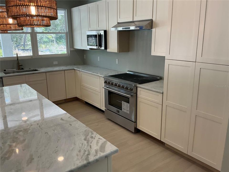 En Venta: $615,000 (4 camas, 3 baños, 2200 Pies cuadrados)