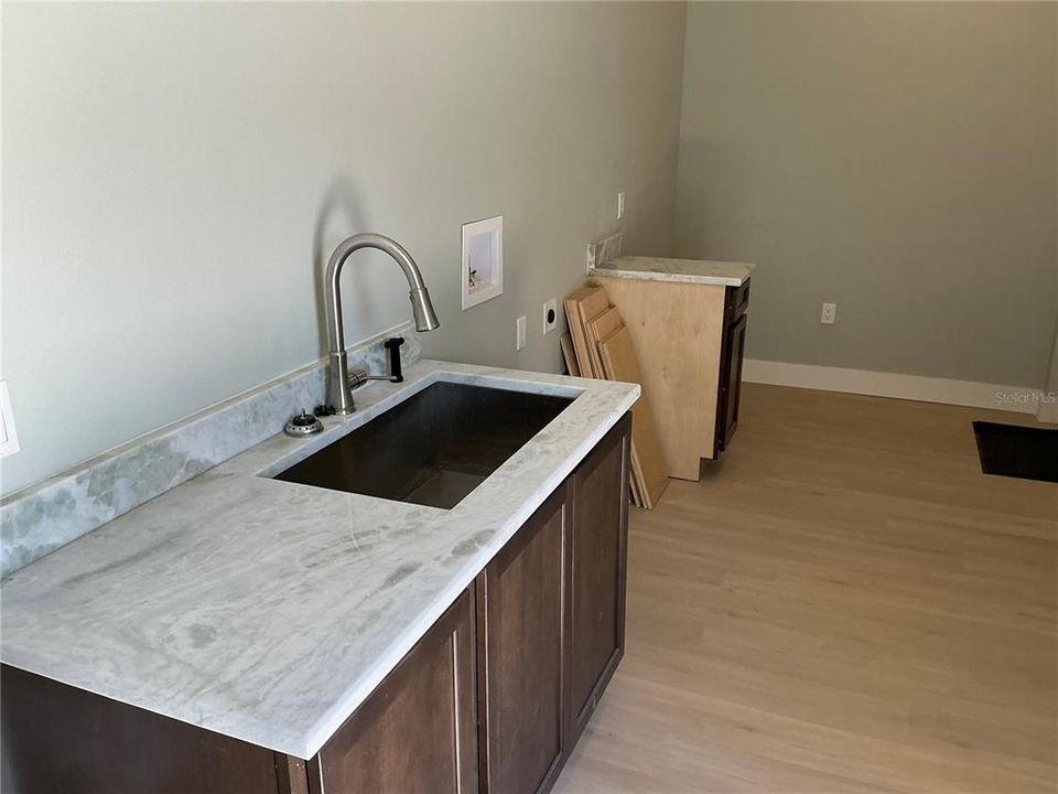 En Venta: $615,000 (4 camas, 3 baños, 2200 Pies cuadrados)