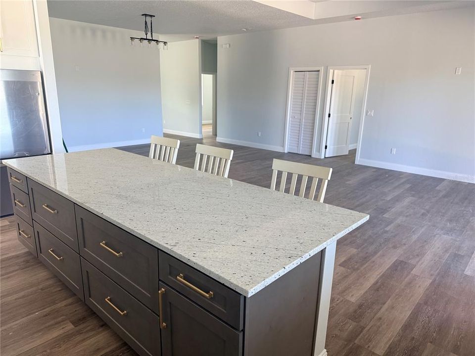 En Venta: $574,900 (4 camas, 3 baños, 2200 Pies cuadrados)