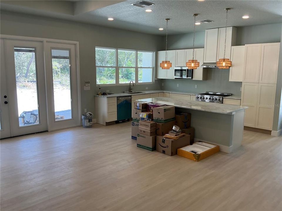 En Venta: $615,000 (4 camas, 3 baños, 2200 Pies cuadrados)