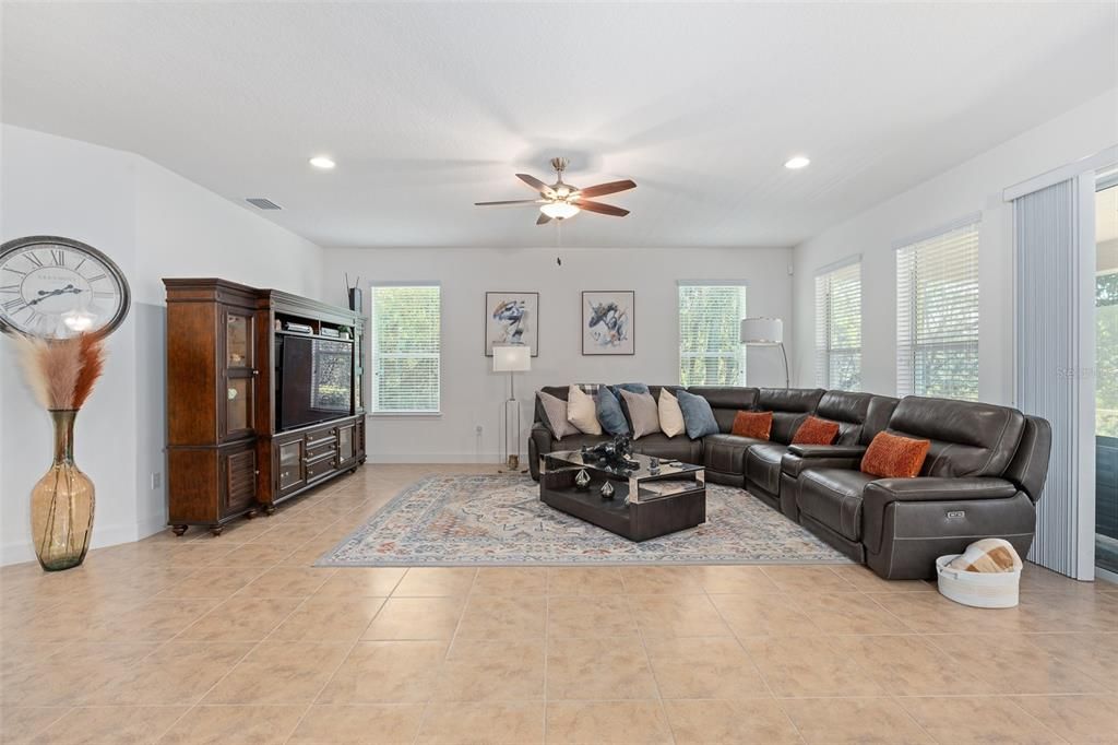 На продажу: $710,000 (4 спален, 2 ванн, 2496 Квадратных фут)