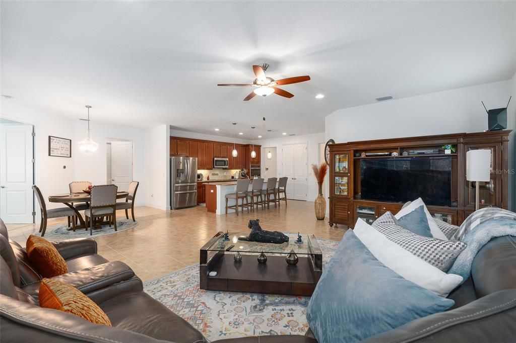 На продажу: $710,000 (4 спален, 2 ванн, 2496 Квадратных фут)