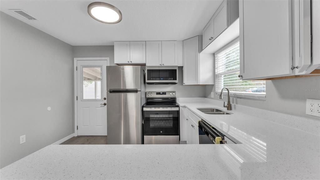 Active With Contract: $209,900 (2 beds, 1 baths, 816 Square Feet)