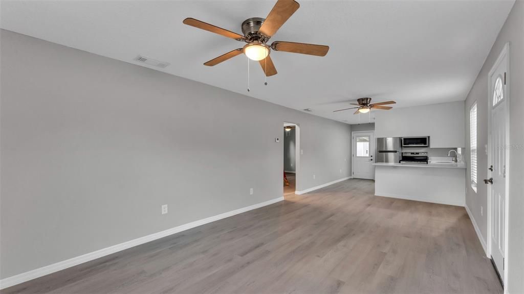 Active With Contract: $209,900 (2 beds, 1 baths, 816 Square Feet)