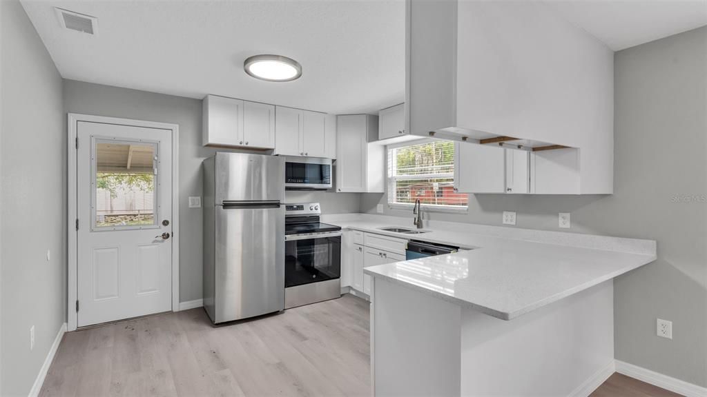 Active With Contract: $209,900 (2 beds, 1 baths, 816 Square Feet)